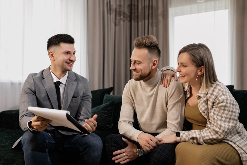 Adviser explaining a payment structure to a client