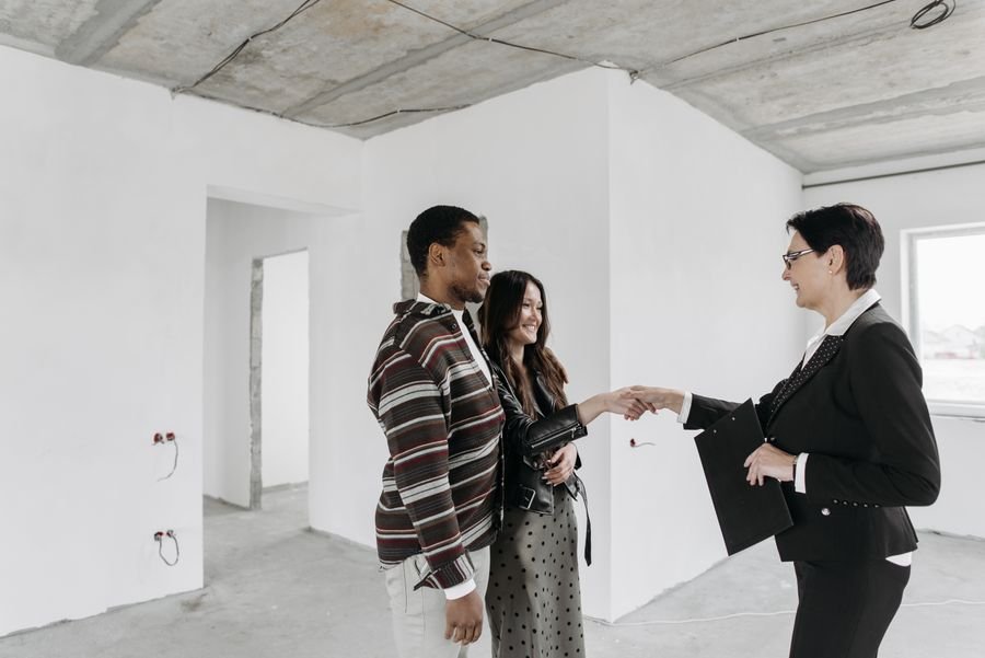 An investor meeting with a real estate agent